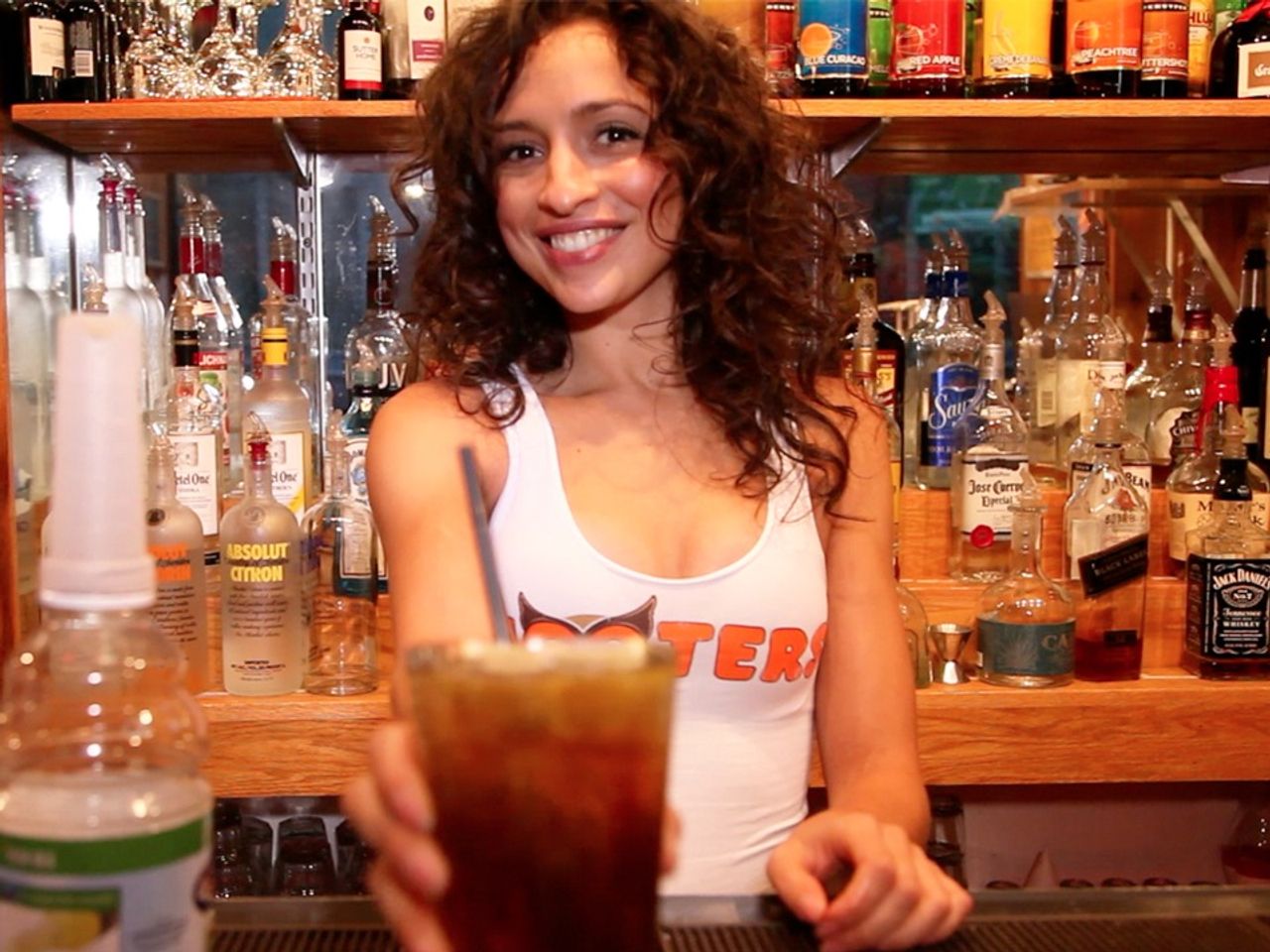 a-hooters-is-serving-angel-shots-to-protect-women-on-bad-tinder-dates