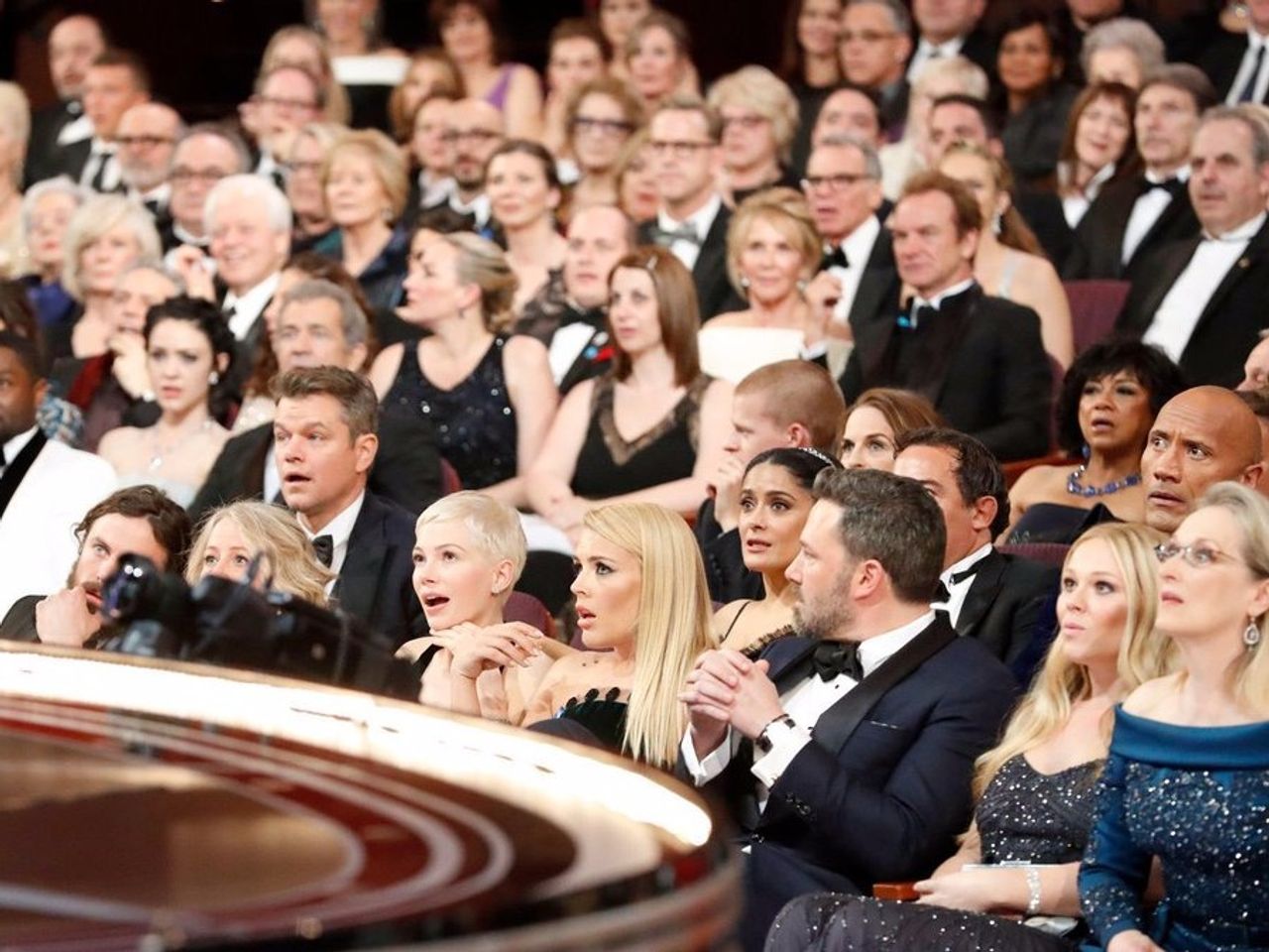 one-photo-sums-up-the-baffled-audience-reaction-to-the-big-oscars-best-picture-screw-up