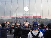 スマホでアップルストアの写真を撮る人々