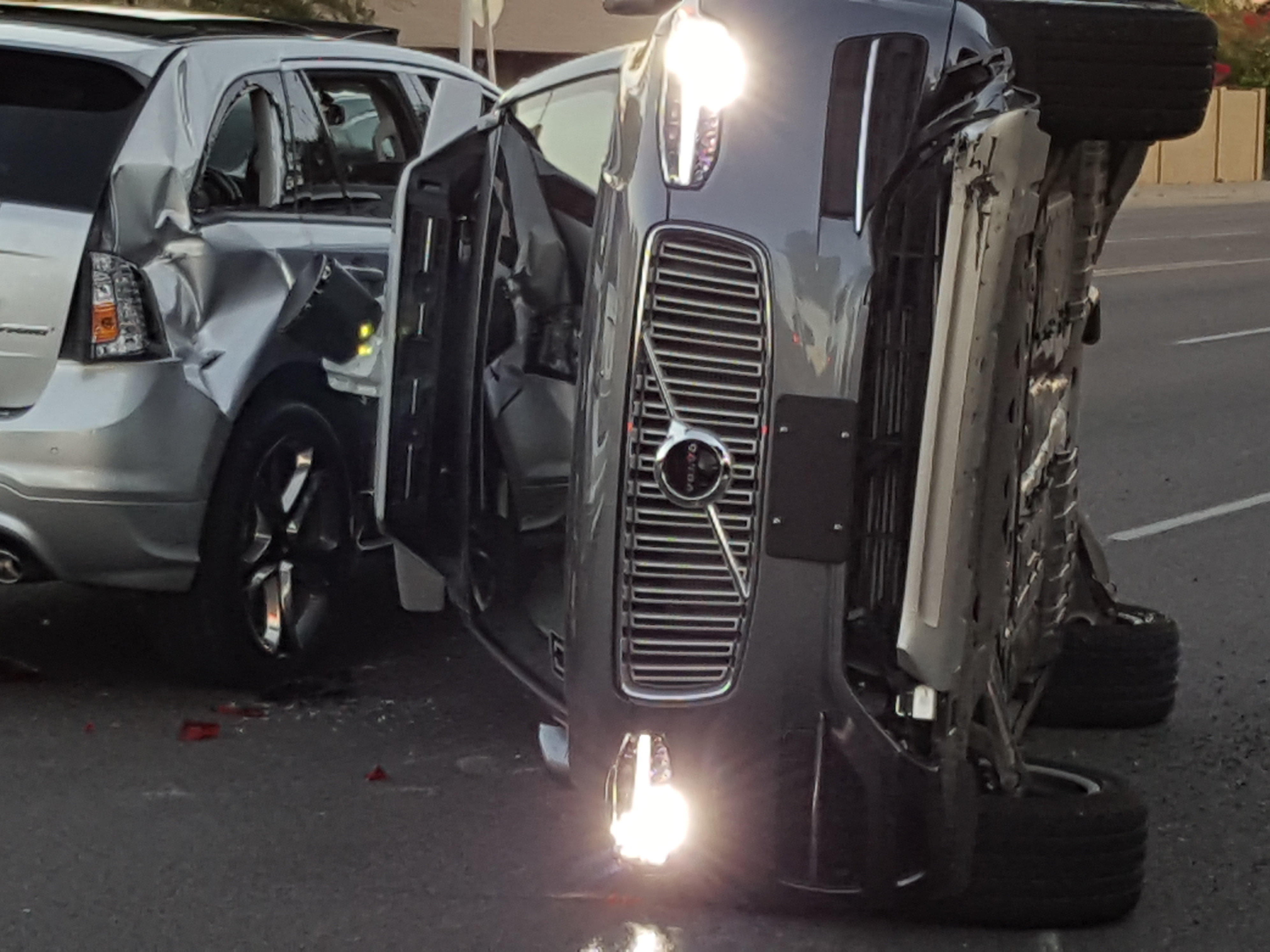 Uberの自動運転車が横転事故