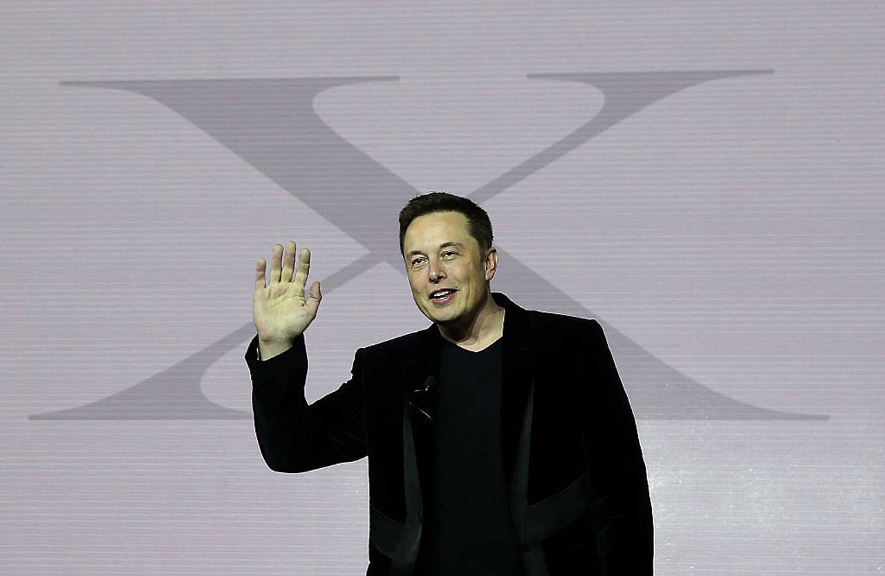手を上げるイーロン・マスク氏