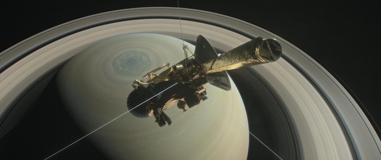 土星の北極点上空を飛行するカッシーニ