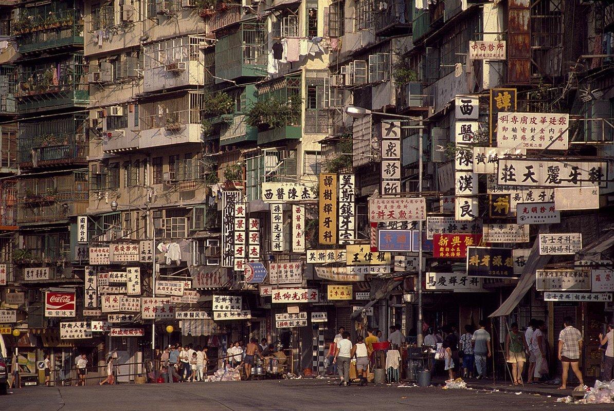 今はなき香港のスラム街｢九龍城砦｣に魅入られた写真家が切り取った世界 ...