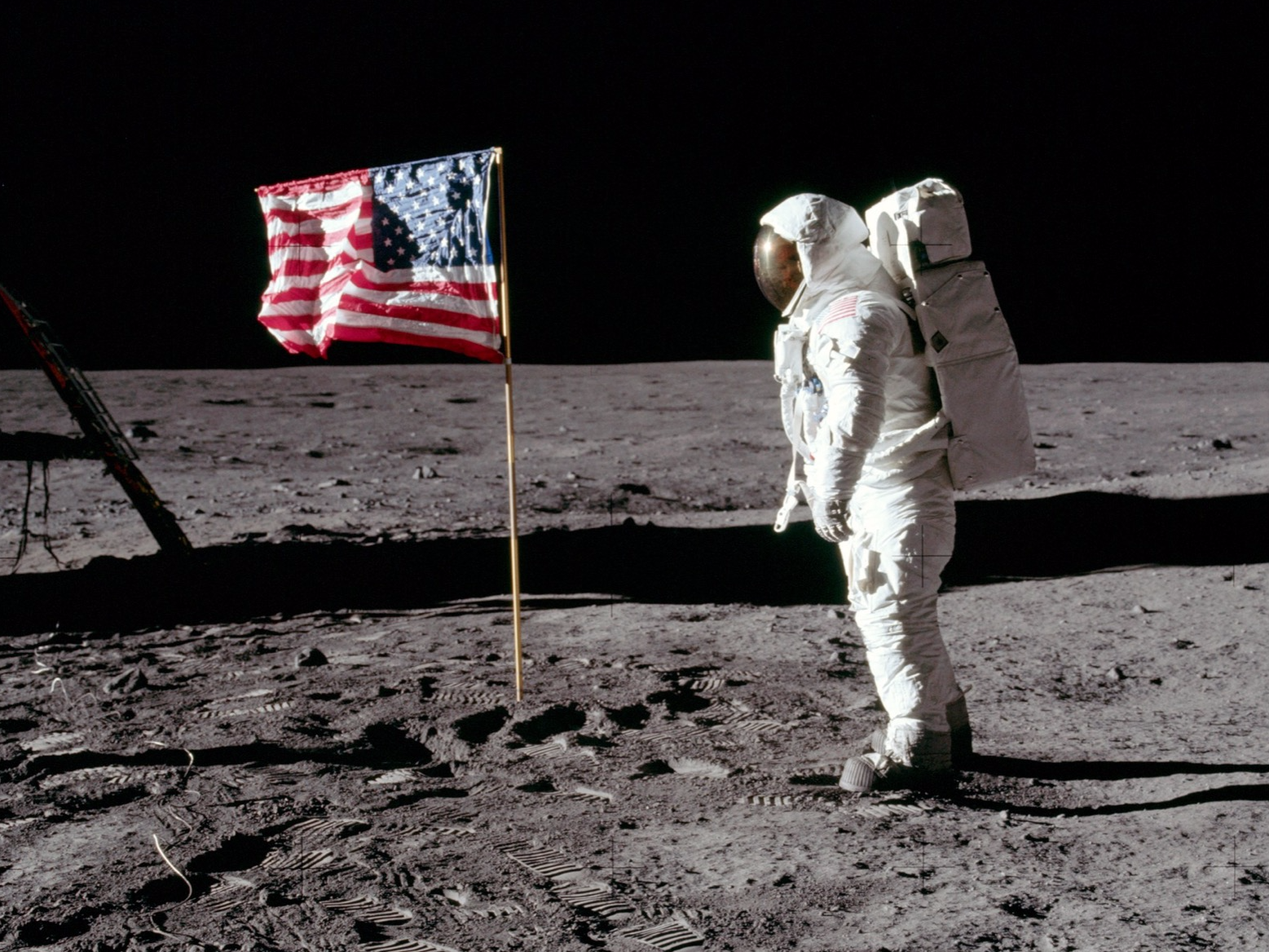 月面に立つアポロ11号の宇宙飛行士バズ・オルドリン