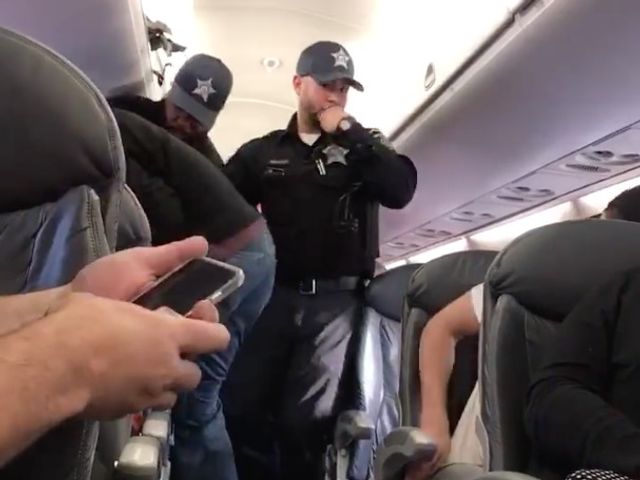 ユナイテッド航空の強制排除問題 機内の様子を捉えた動画が明らかに Business Insider Japan
