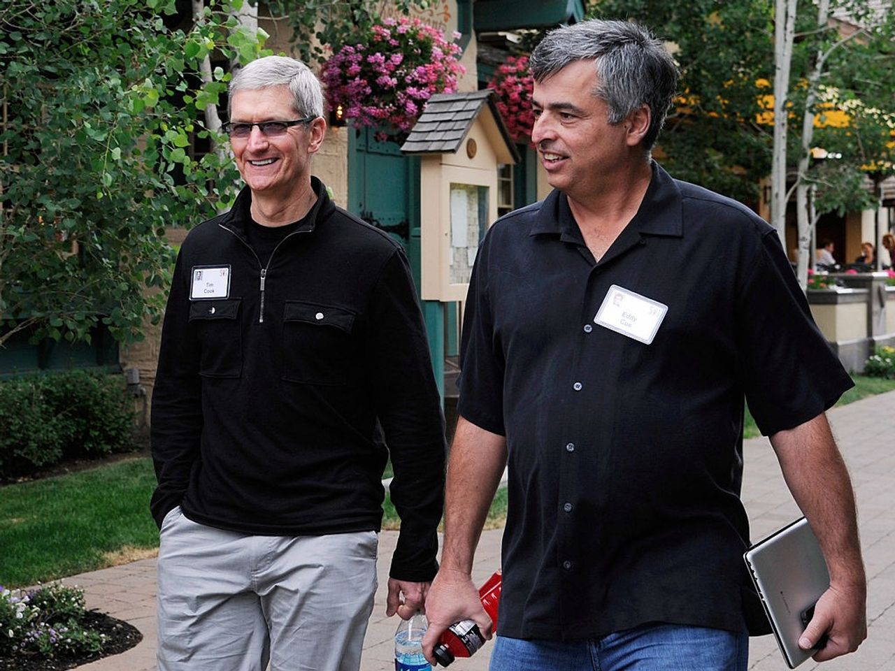 アップル CEO ティム・クック氏（左）とiTunesを担当するエディー・キュー上級副社長（右）