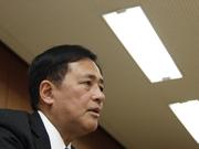 保坂世田谷区長をしたから煽って撮った写真。