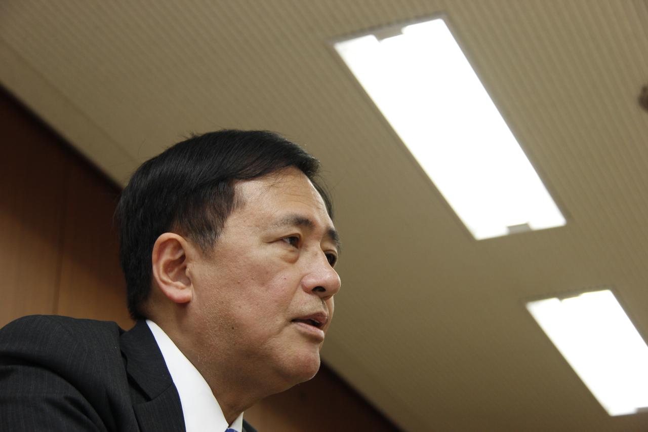 保坂世田谷区長をしたから煽って撮った写真。