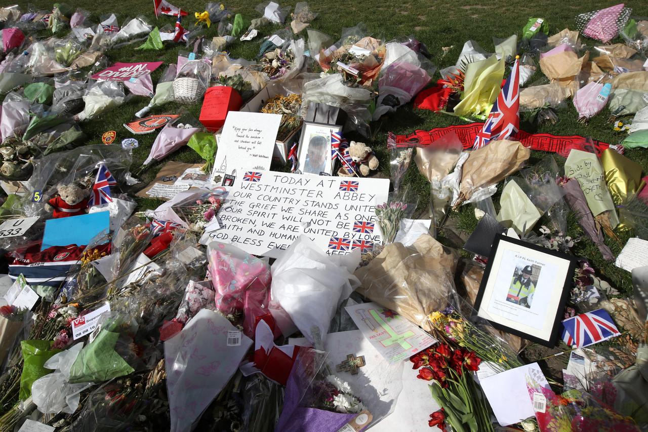 4月のロンドンのテロ現場に手向けられる花束