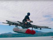 湖の上空を飛ぶ空飛ぶ車｢キティホークフライヤー｣