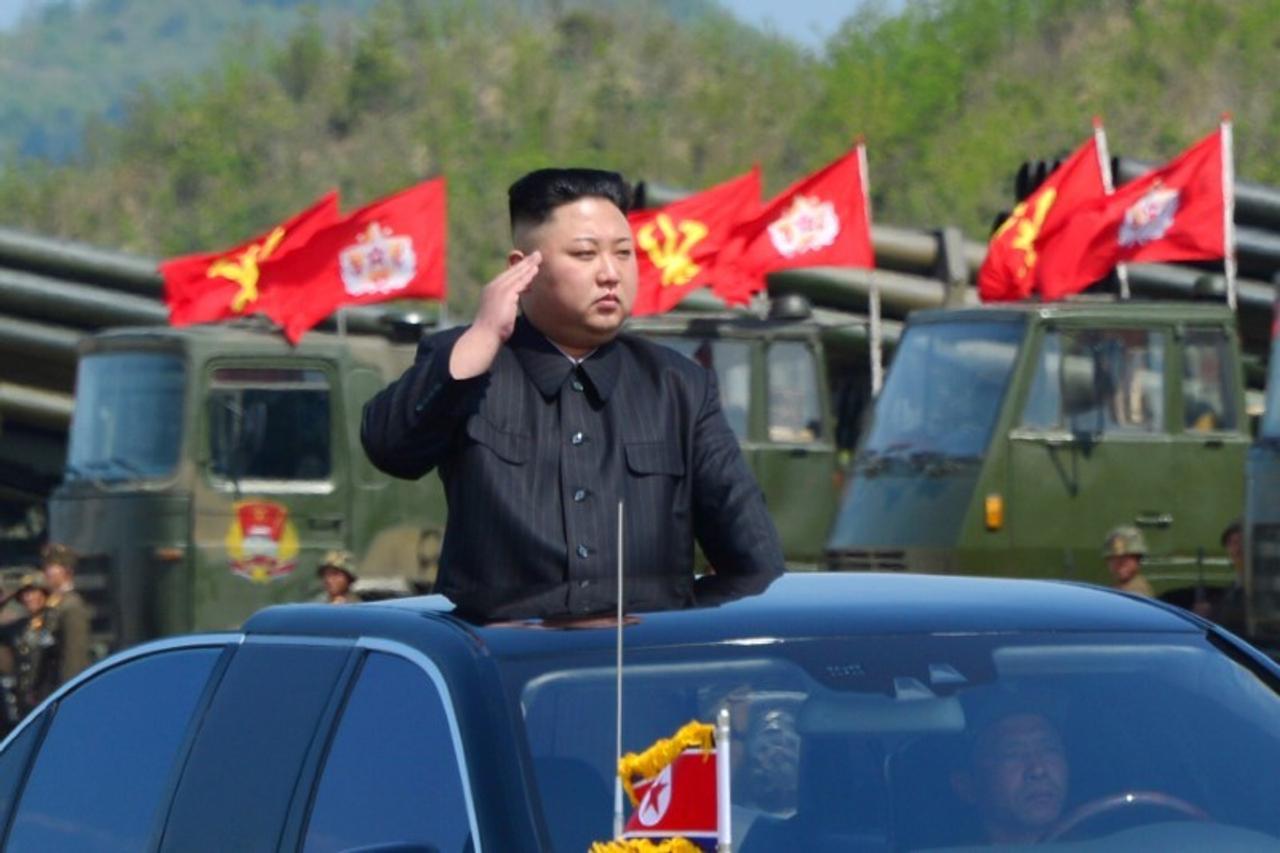 朝鮮人民軍の創建85周年を祝う軍事演習を視察する北朝鮮の金正恩・朝鮮労働党委員長