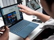 Surface Laptopを手に取る人々
