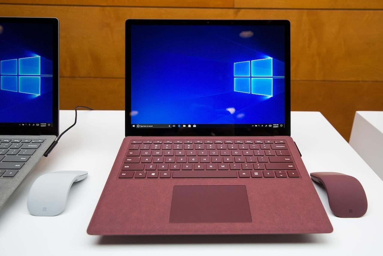 Surface Laptopの正面からの写真