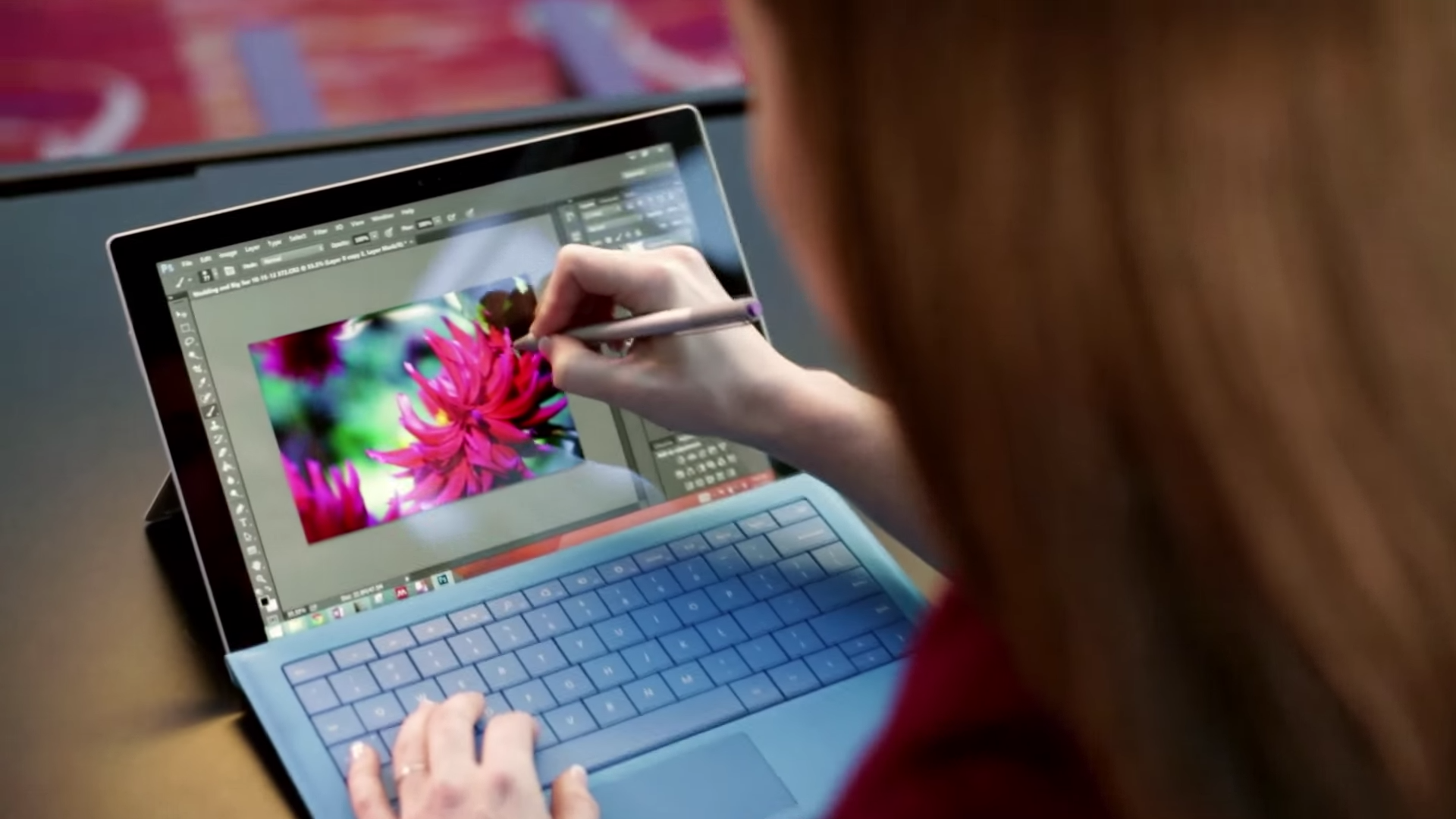 Surface Pro 4を使う女性