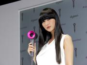 ダイソンのDyson Supersonicを手に持つシシド・カフカさん