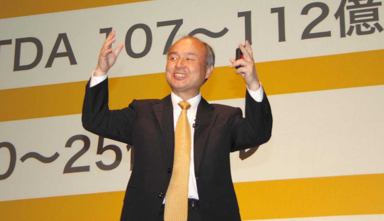 手をあげて笑顔を見せる孫正義氏