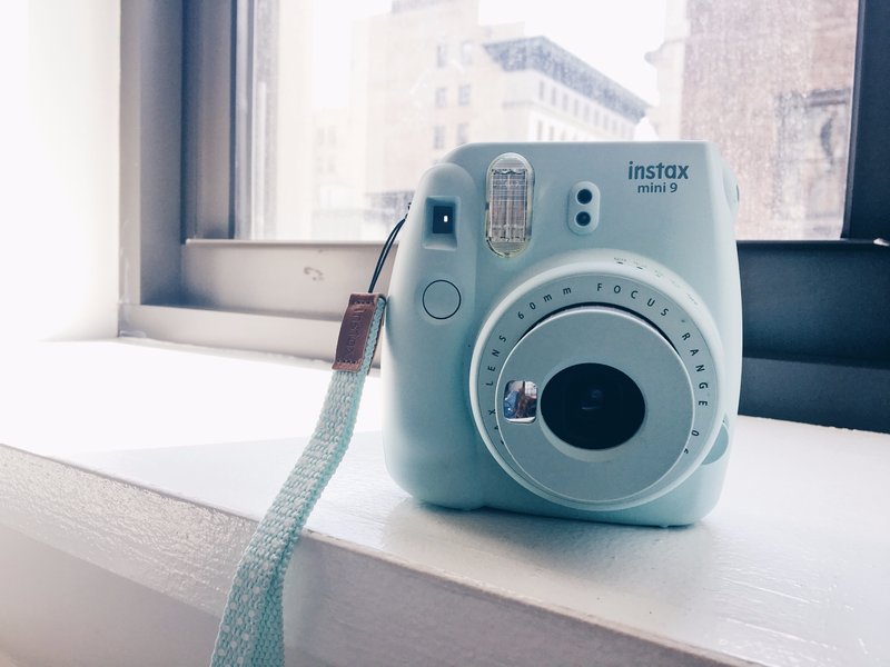 Instax Mini 9 シルバー コンパクトカメラ Amazon | インスタックスミニ9カメラ - スモーキーホワイト