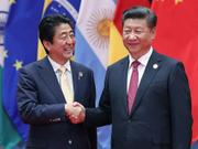 握手する安倍首相と習主席