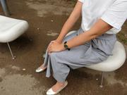 公園で訴訟に踏み切った理由を語る女性
