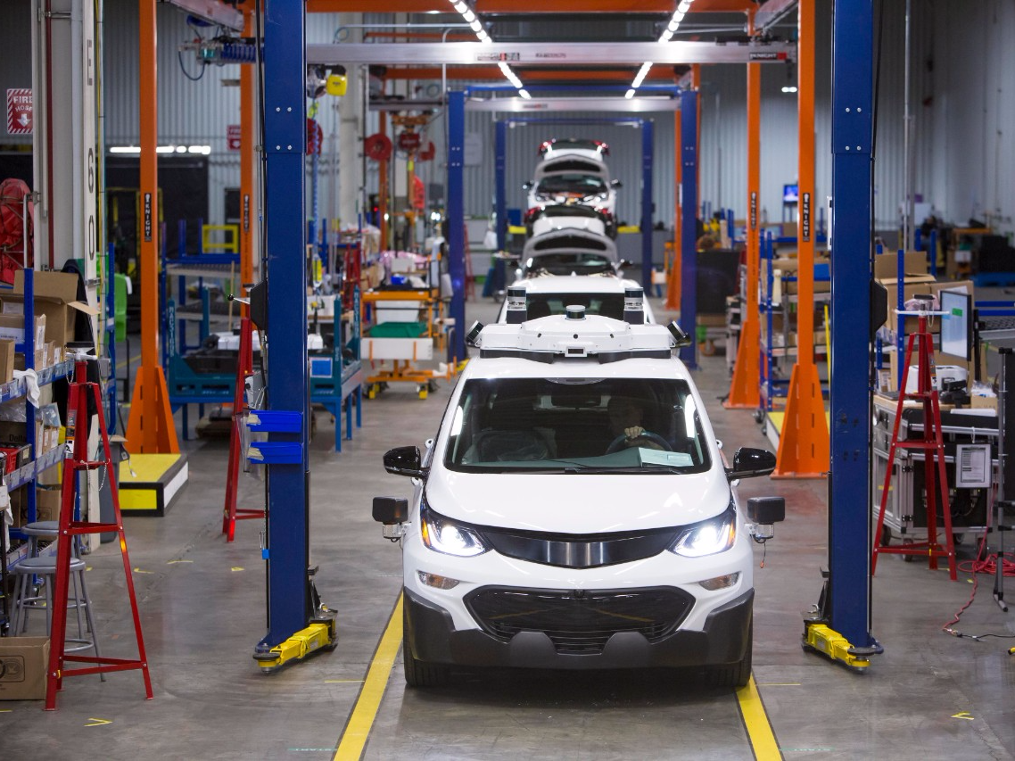 GMの工場で自動運転車シボレー｢ボルト｣が組み立てられている様子
