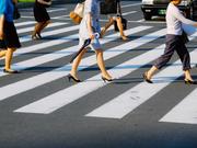 横断歩道を渡る、働く女性たち