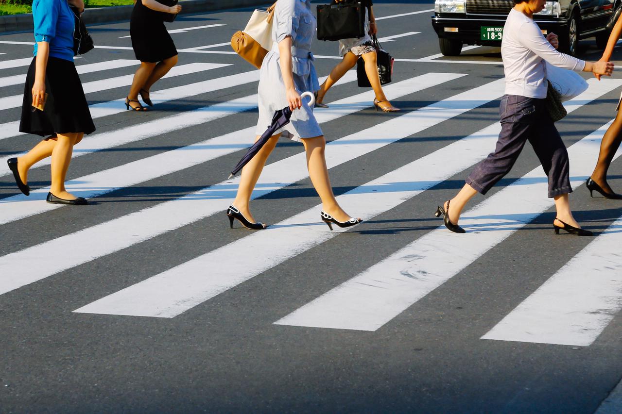 横断歩道を渡る、働く女性たち