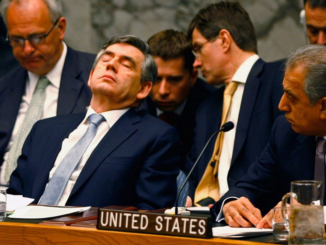  2008年国連安全保障理事会で居眠りしているイギリスのゴードン・ブラウン首相（当時）