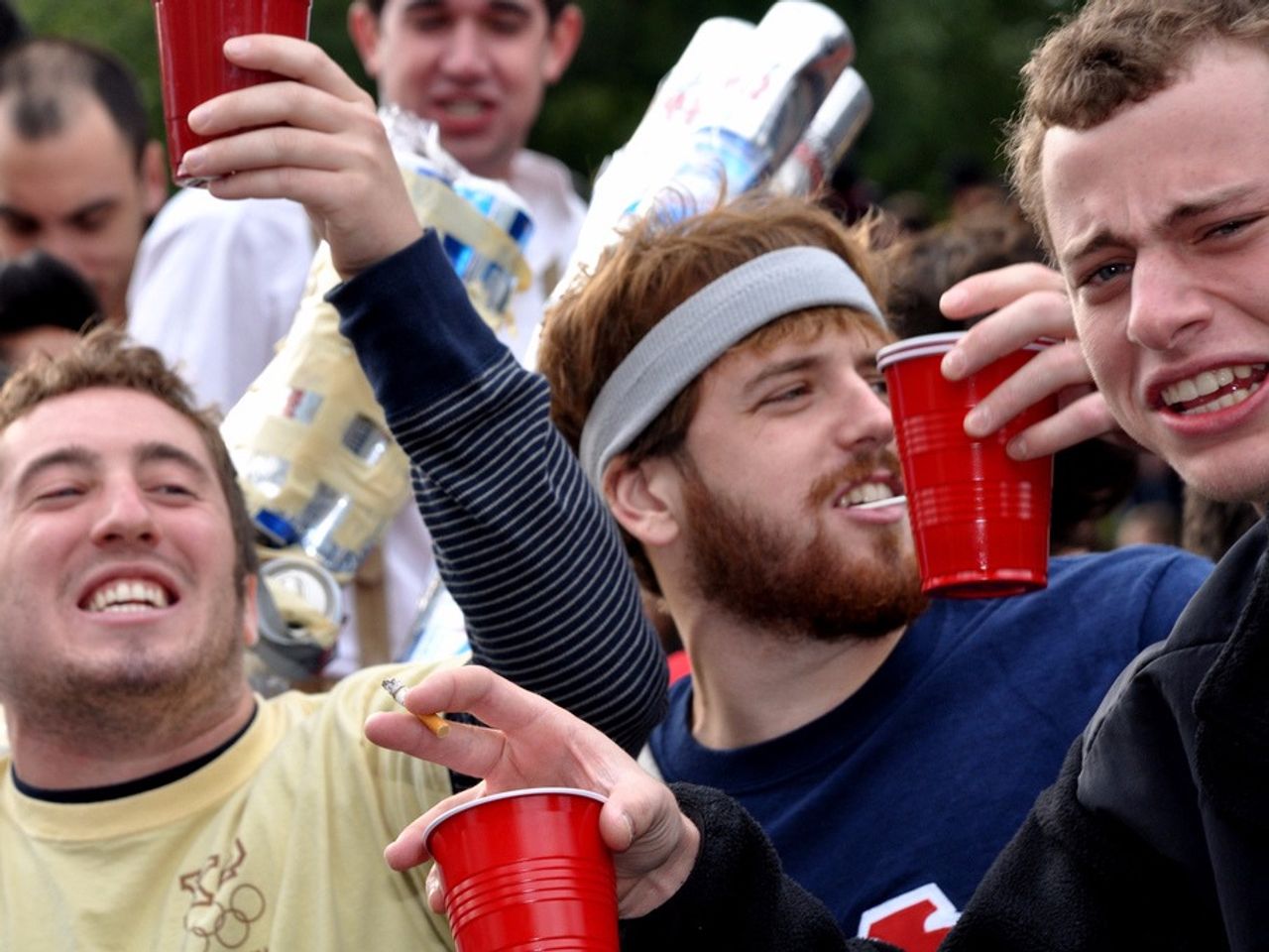 ドリンクのカップを片手に盛り上がる若い男性たち