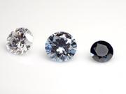 色が異なる3つのダイヤモンドを無色透明、ややブルー、ディープブルーの順に並べた様子
