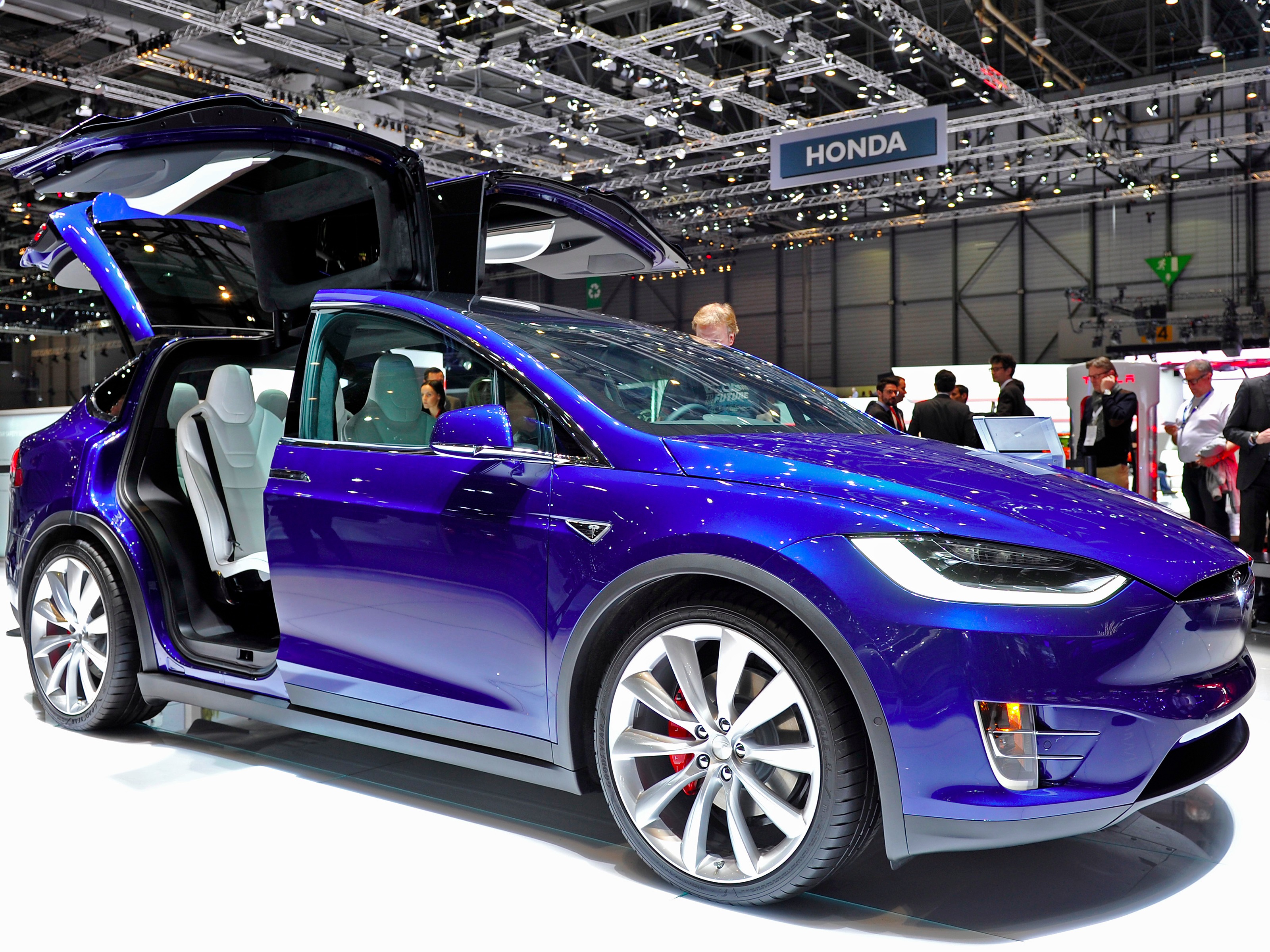 最終値下【新品・未使用】テスラ　デキャンタ Amazon.co.jp: Tesla テキーラ デキャンタ ボトル&スタンド 限定