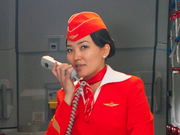 機内アナウンスをするCA