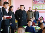 平壌の教育施設を視察する金正恩氏