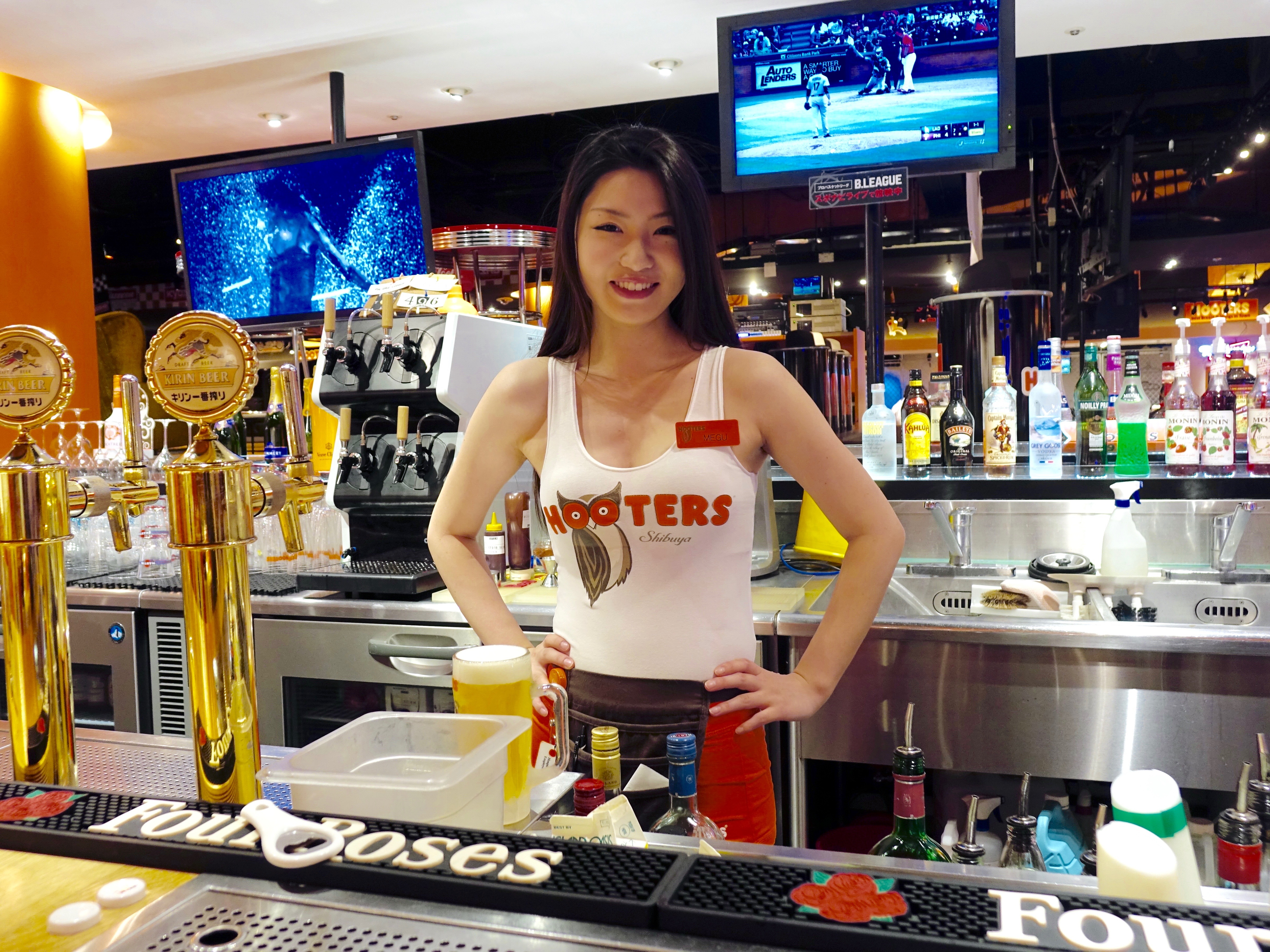 hooters ラグビーボール ふーたーず （Hooters Singapore at