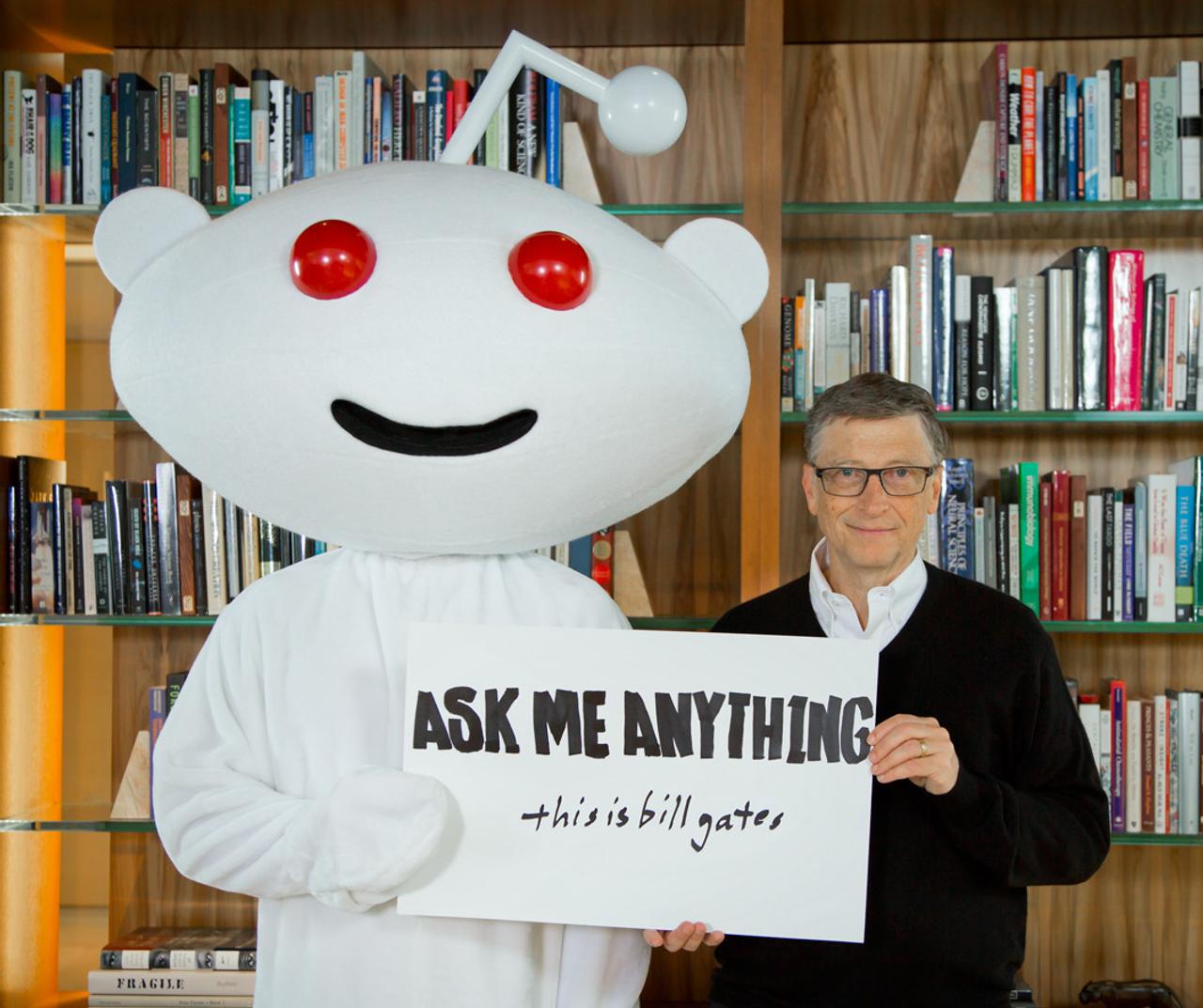 「スヌー(Snoo)」と共に写真を撮るビル・ゲイツ氏