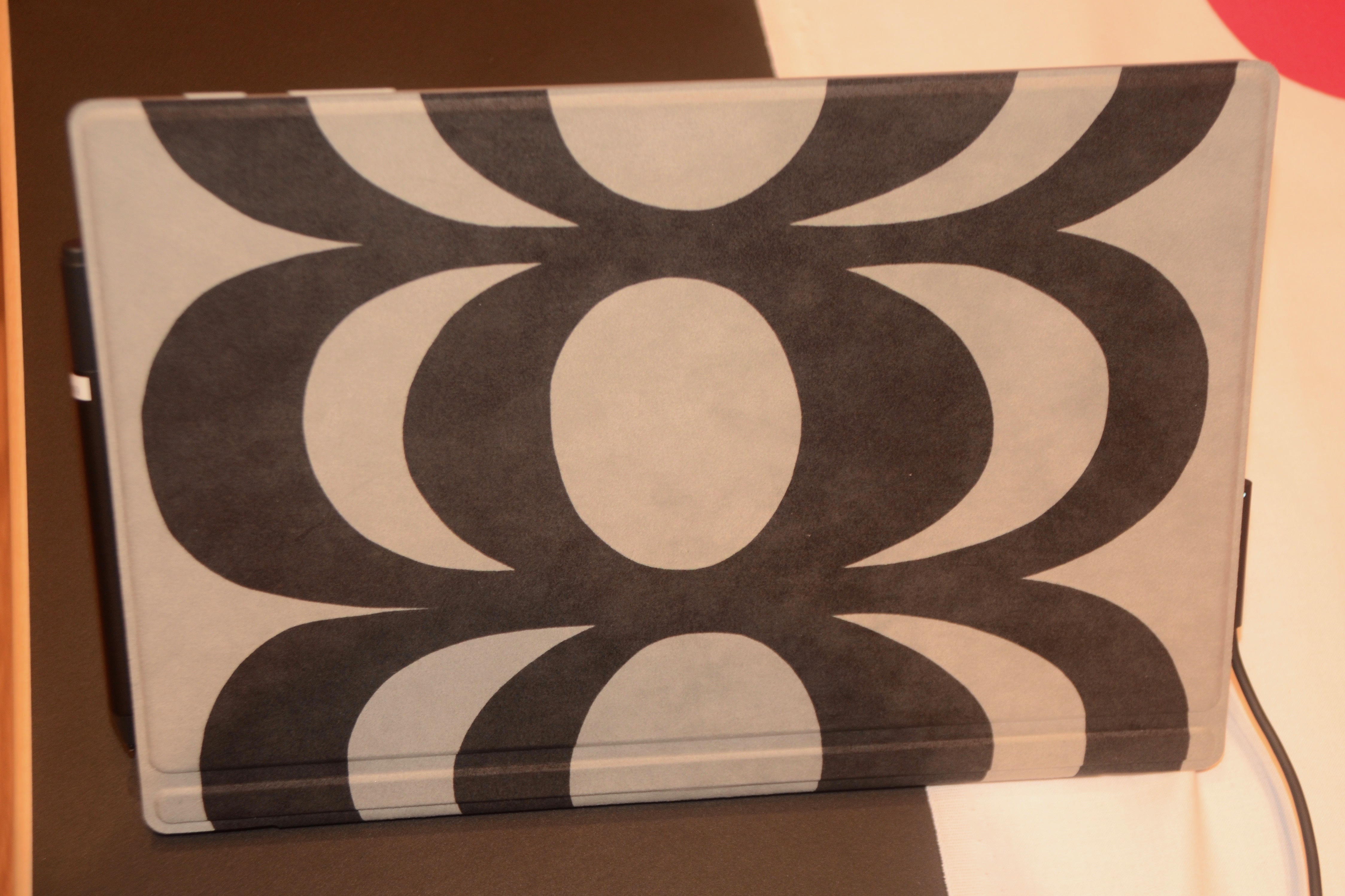 これカワイイ！ マリメッコ×マイクロソフトSurface、 インテリア化する