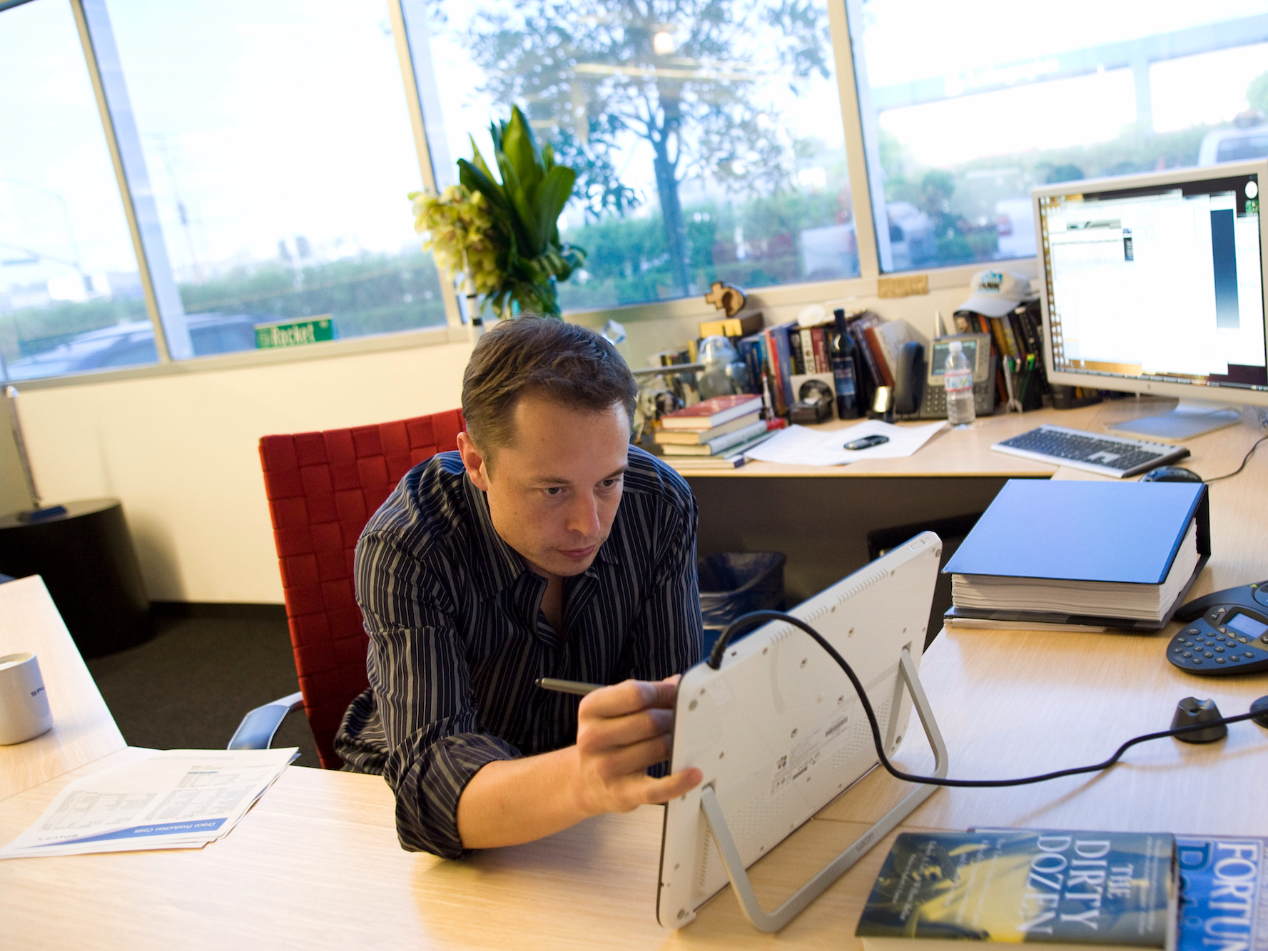 PCで作業をするイーロン・マスク氏