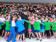 子どもたちと交流する金正恩朝鮮労働党委員長
