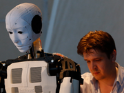 ロボットをいじる男性