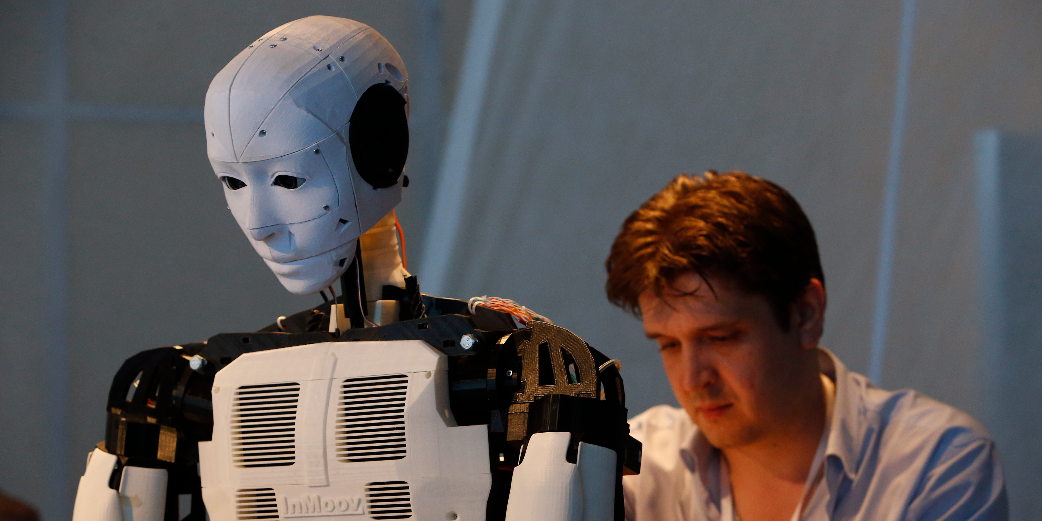 ロボットをいじる男性