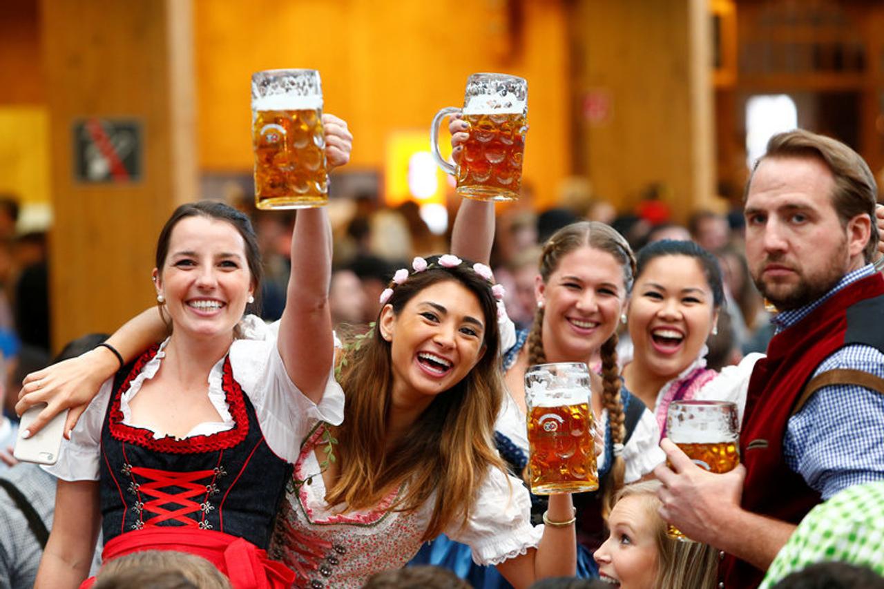 ビールを掲げる人たち