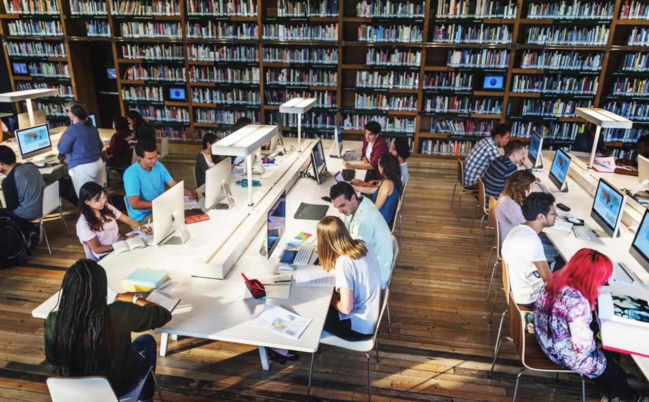 図書館で勉強する人