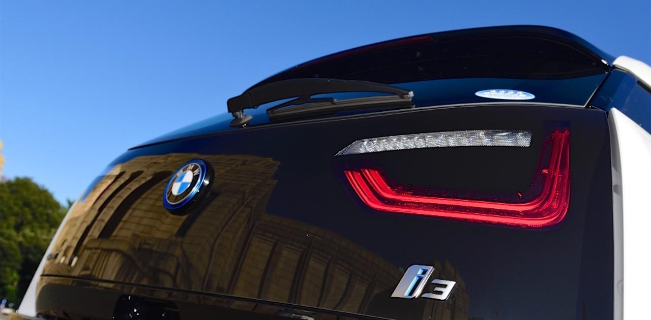 驚きのワンペダル体験、実用と美学のEV「BMW i3」に乗る —— BMWが本気で挑む“EVの次の10年”を先取る | Business Insider Japan