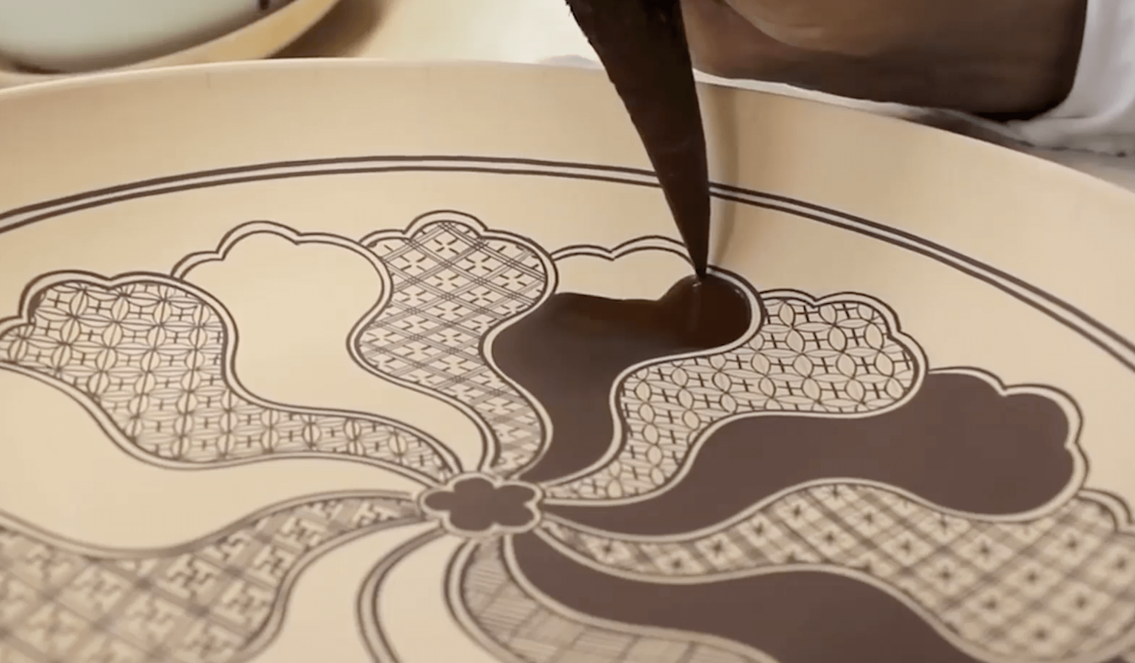 日本の伝統工芸品・九谷焼の染め付け | Business Insider Japan