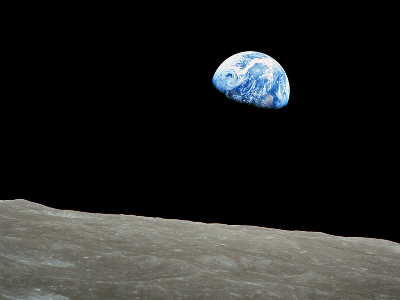 有名な｢地球の出｣。1968年12月24日、アポロ8号の宇宙飛行士が撮影。