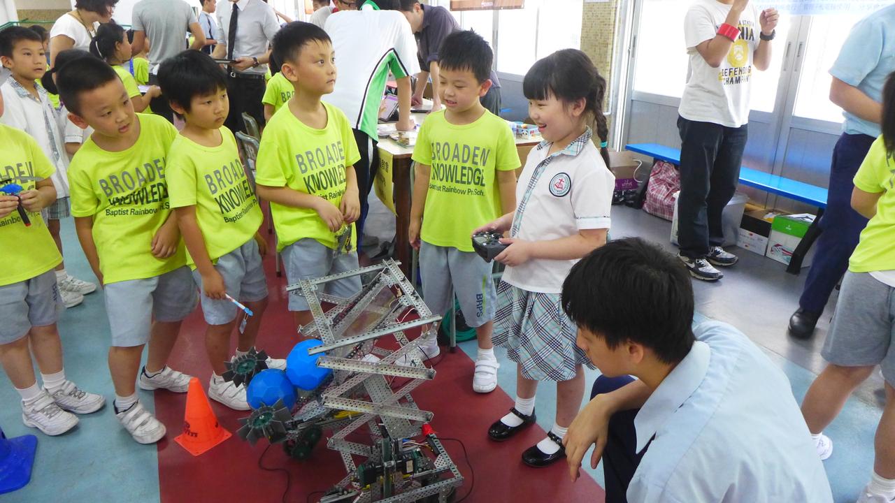 自分たちで作った投石ロボットで遊ぶ子どもたち。