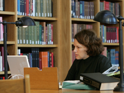図書館で勉強する女性