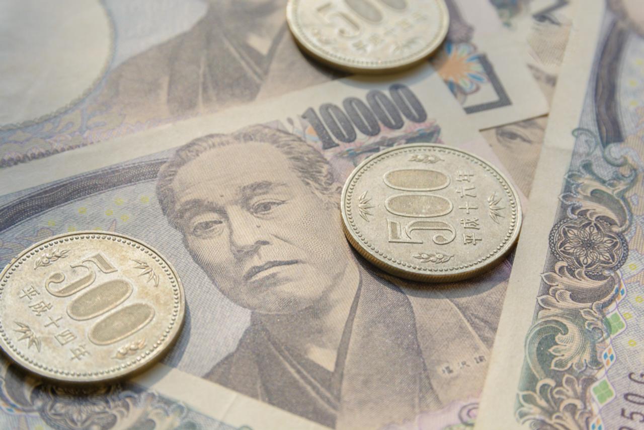 紙幣と硬貨の写真