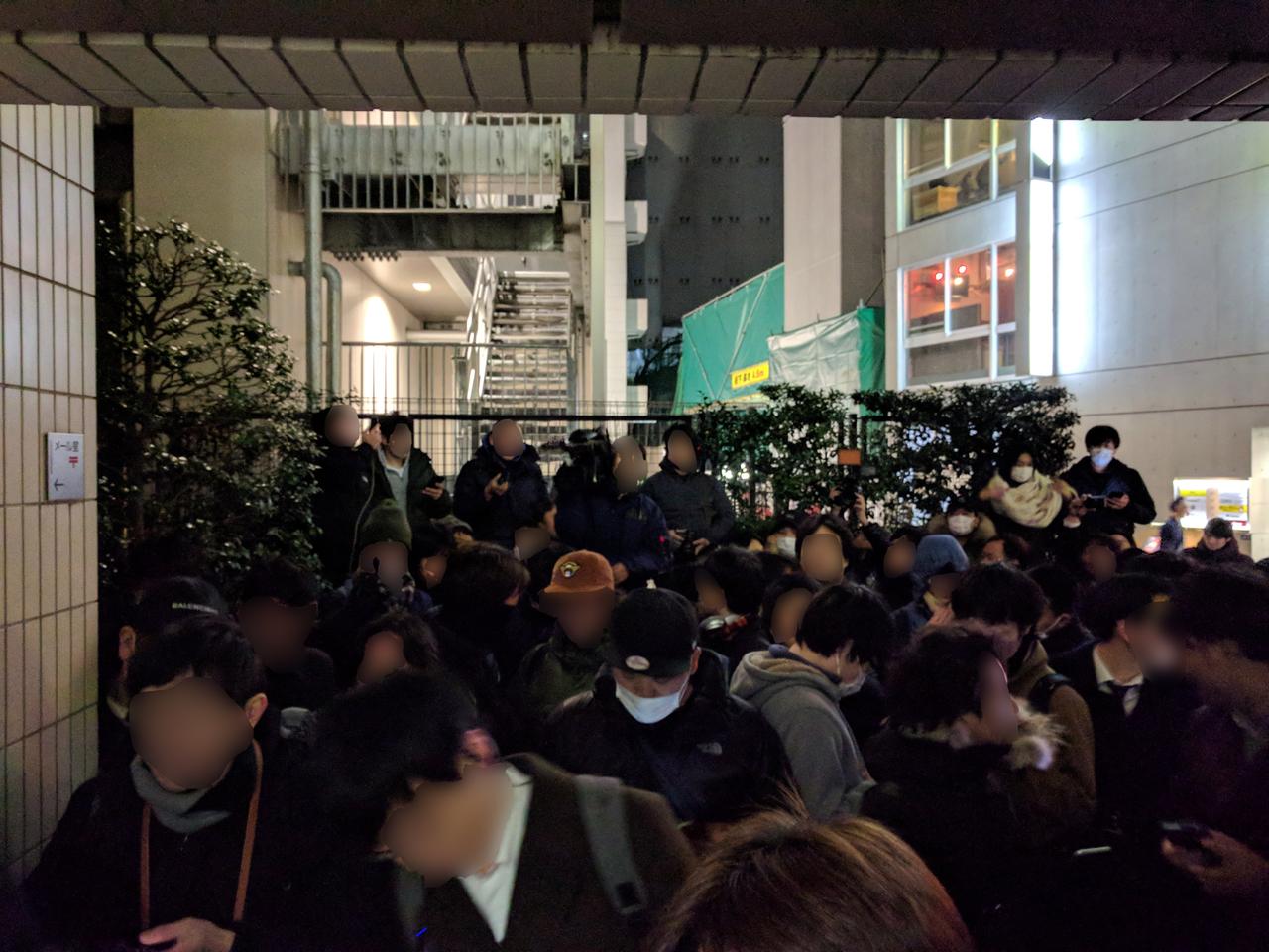 1月26日、コインチェック本社前に集まった人たち。