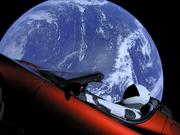 宇宙空間に浮かぶテスラ・ロードスター