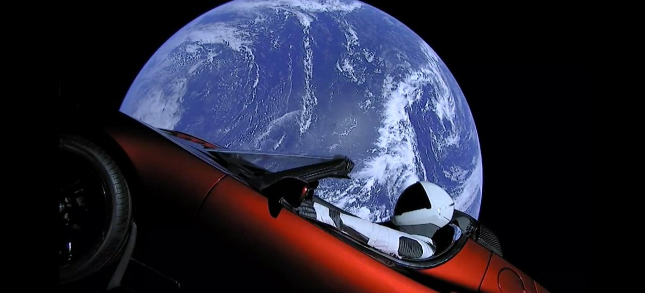 宇宙空間に浮かぶテスラ・ロードスター